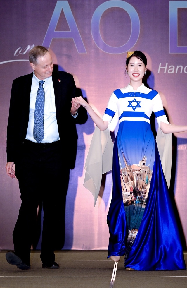 Israeli Ambassador to Vietnam (L) attends the event.