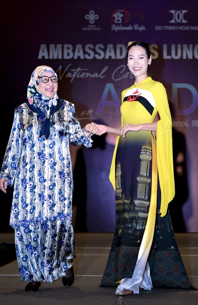 The Ambassador of Brunei to Vietnam (L) participates in the fashion show.