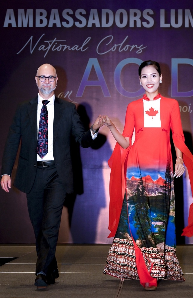 "National Colors on Ao Dai" fashion show attracts plenty of diplomats, including the Ambassador of Canada to Vietnam (L).