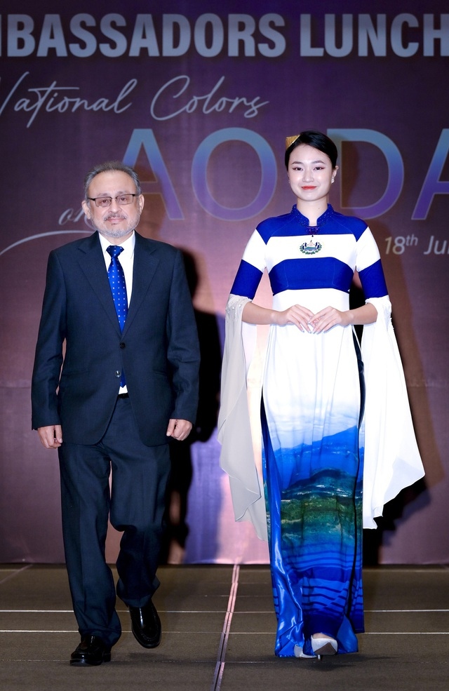 Ambassador of El Salvado to Vietnam (L) makes an appearance,