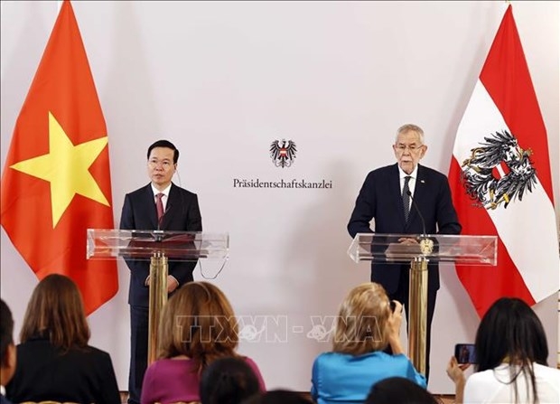 President Vo Van Thuong (left) and his Austrian counterpart Alexander Van der Bellen co-chair the joint press conference to announce the outcomes of their talks. (Photo: VNA) 