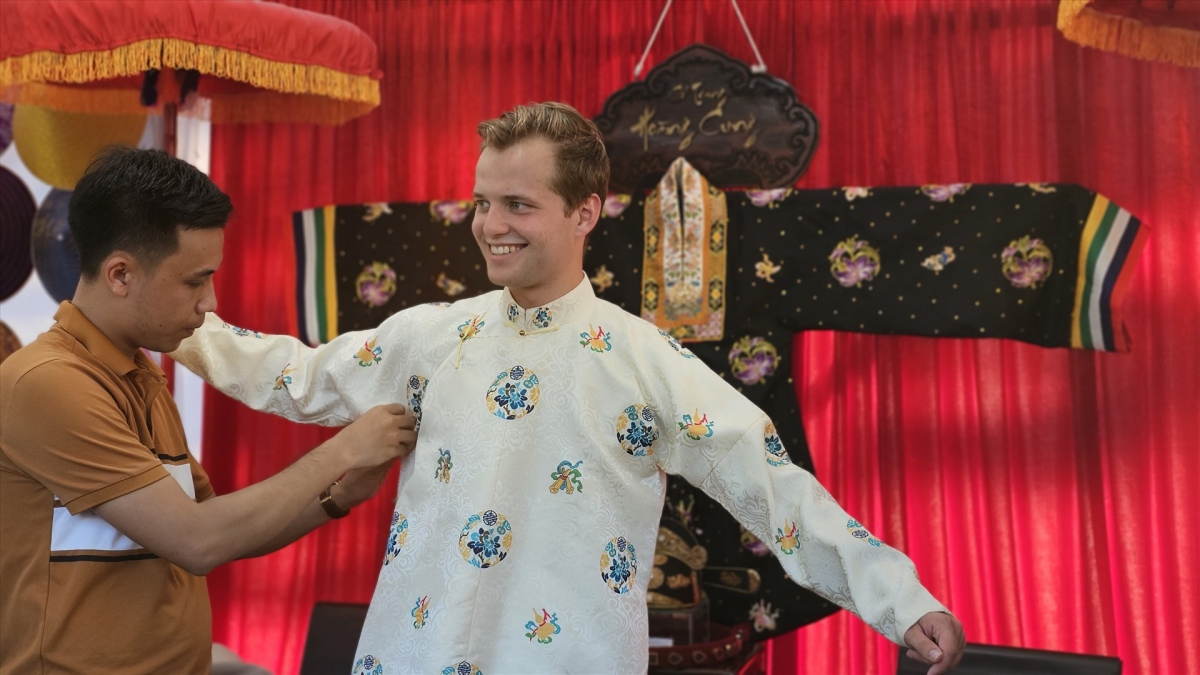 A foreigner is interested in wearing Ao Dai during the week.