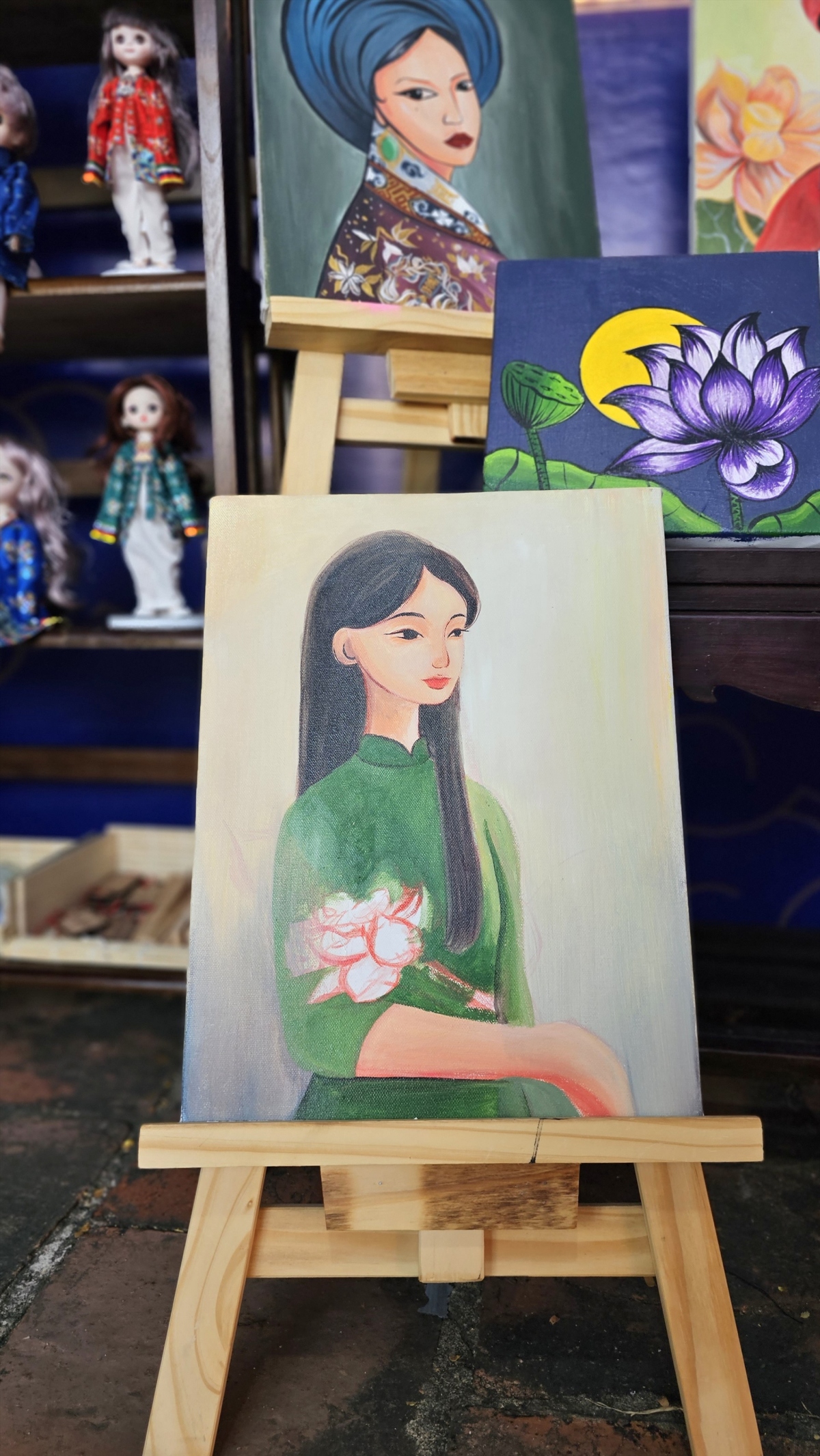 A painting depicts a Vietnamese girl wearing Ao Dai. The function is expected to contribute to bringing the country’s culture closer to international friends.