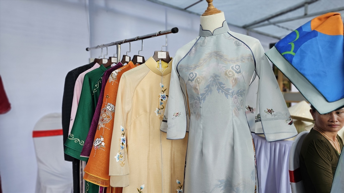 Ao Dai exhibitions help visitors to discover the traditional culture of the country.