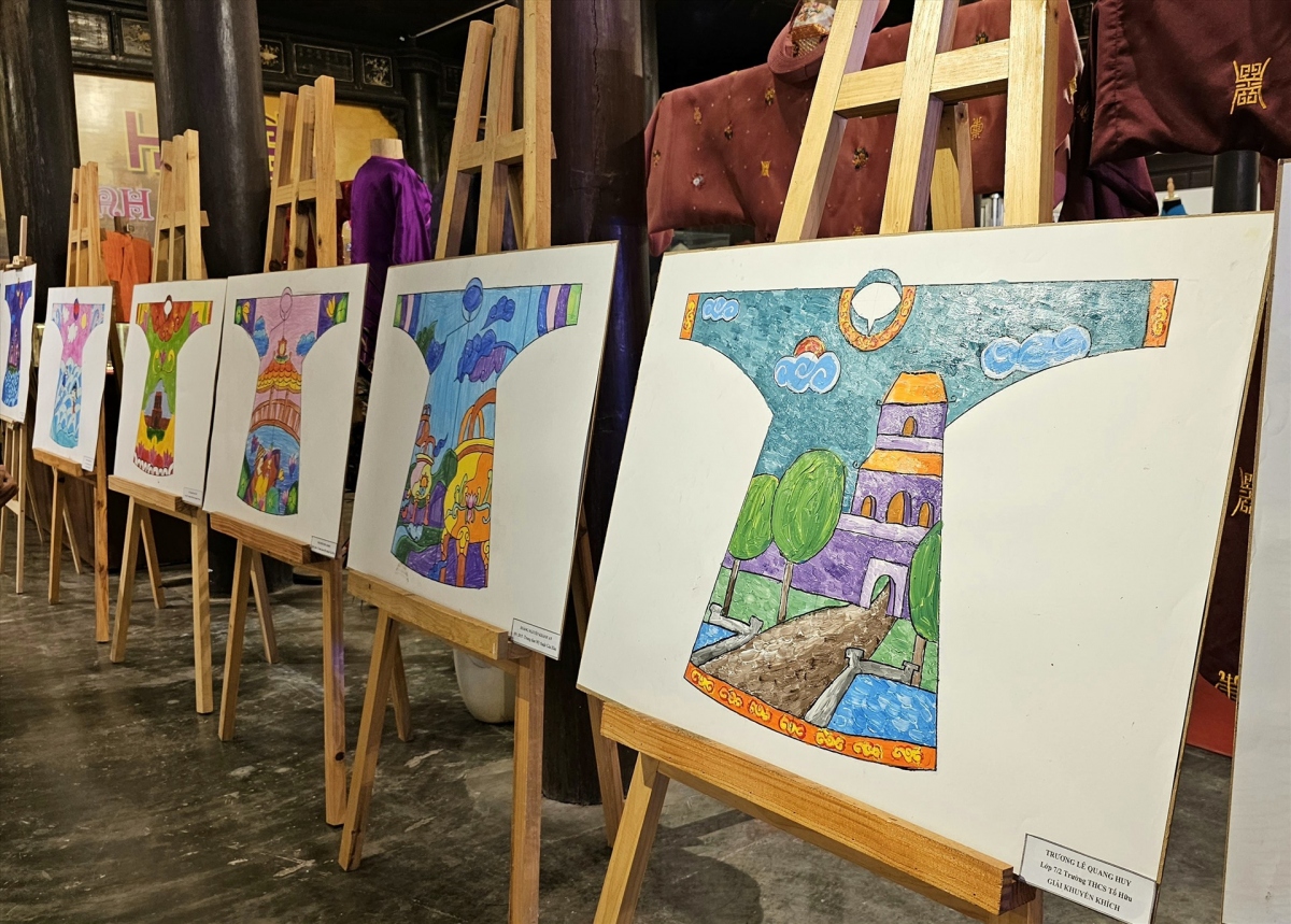 A painting contest on Ao Dai for children is launched with a total of 31 winners being put on display at the event.