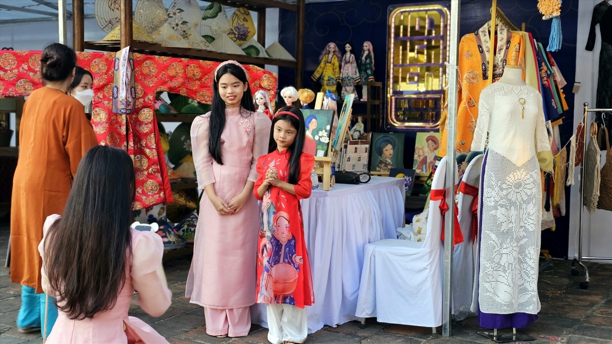 The exhibitions provide plenty of beautiful backgrounds for tourists to pose for check-in photos.