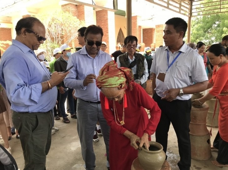 Foreign tourists visit Bau Truc pottery village.