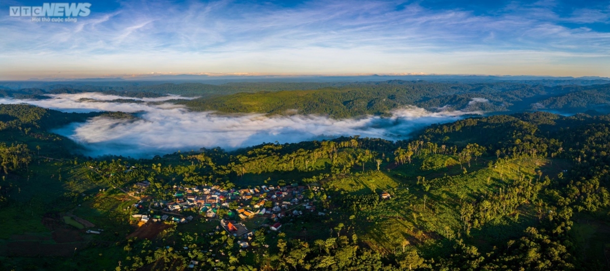 An Lao is a mountainous district of Binh Dinh province which is situated 32km far from National Highway 1A and more than 120km from Quy Nhon city’s centre. Known as a miniature Da Lat, the year-round climate is cool whilst the place is often covered by clouds.