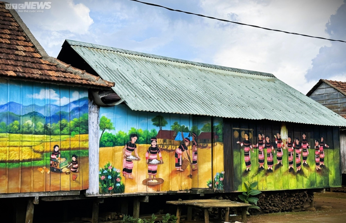 Mural paintings seem to offer a fresh atmosphere to the area.