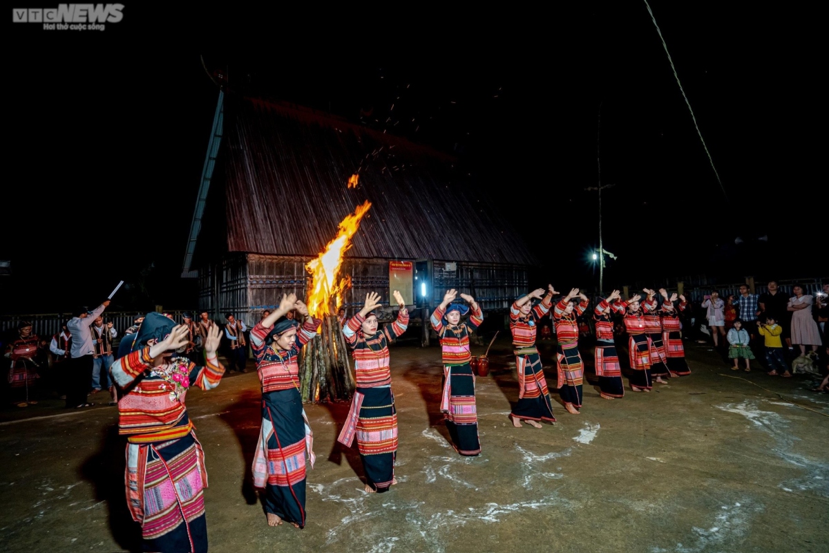 The Bana ethnic group captivates visitors with their traditional dances.
