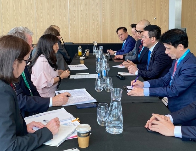 Minister of Industry and Trade Nguyen Hong Dien and Canadian Minister in charge of International Trade, Export Promotion, Small Enterprises and Economic Development Mary Ng at their meeting in Auckland, New Zealand. (Photo: congthuong.vn)