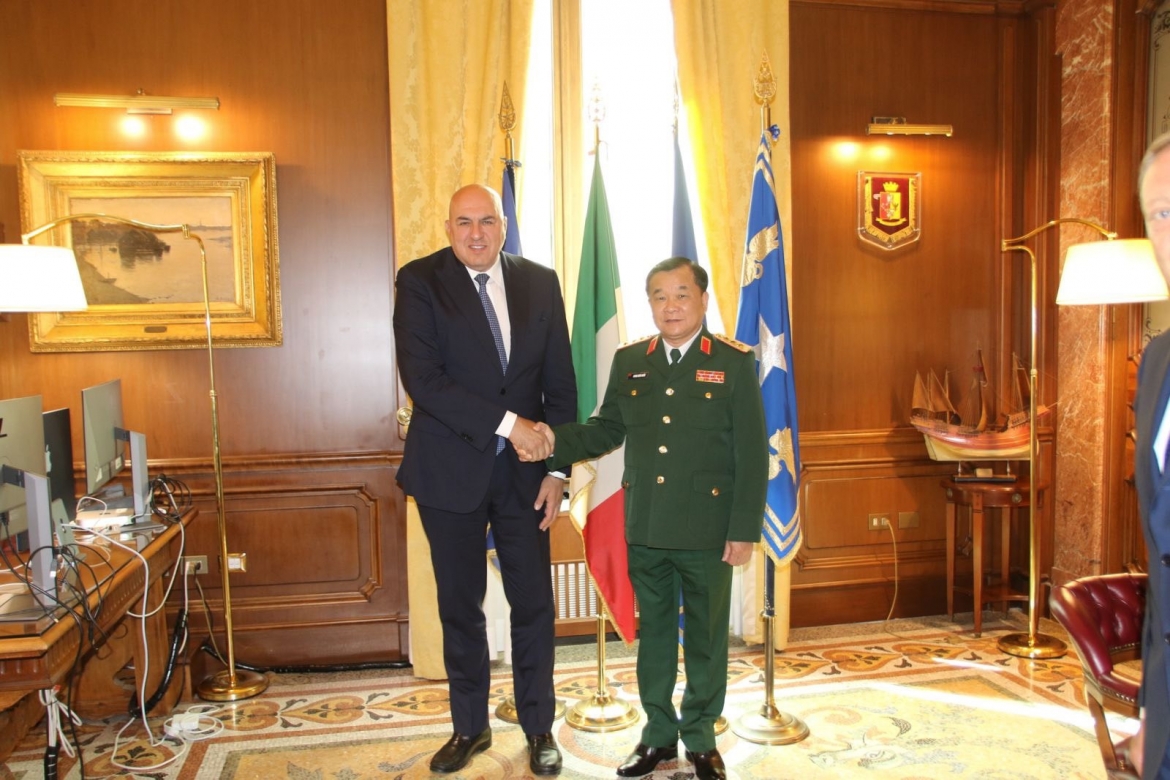 Deputy Minister of National Defence Sen. Lieut. Gen. Hoang Xuan Chien (R) and Matteo Perego di Cremnago, Italian Undersecretary of State for Defence (Photo:vietnamnet.vn)