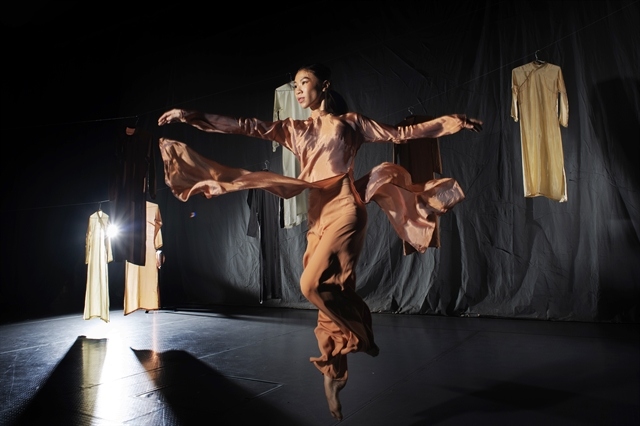 Kliselamef (Female Silk, choreographed by Nguyen Tan Loc) is among the two works from Arabesque Vietnam to perform at the International Festival of Contemporary Dance in Italy from July 19 to 30. – Photo courtesy of Arabesque Vietnam