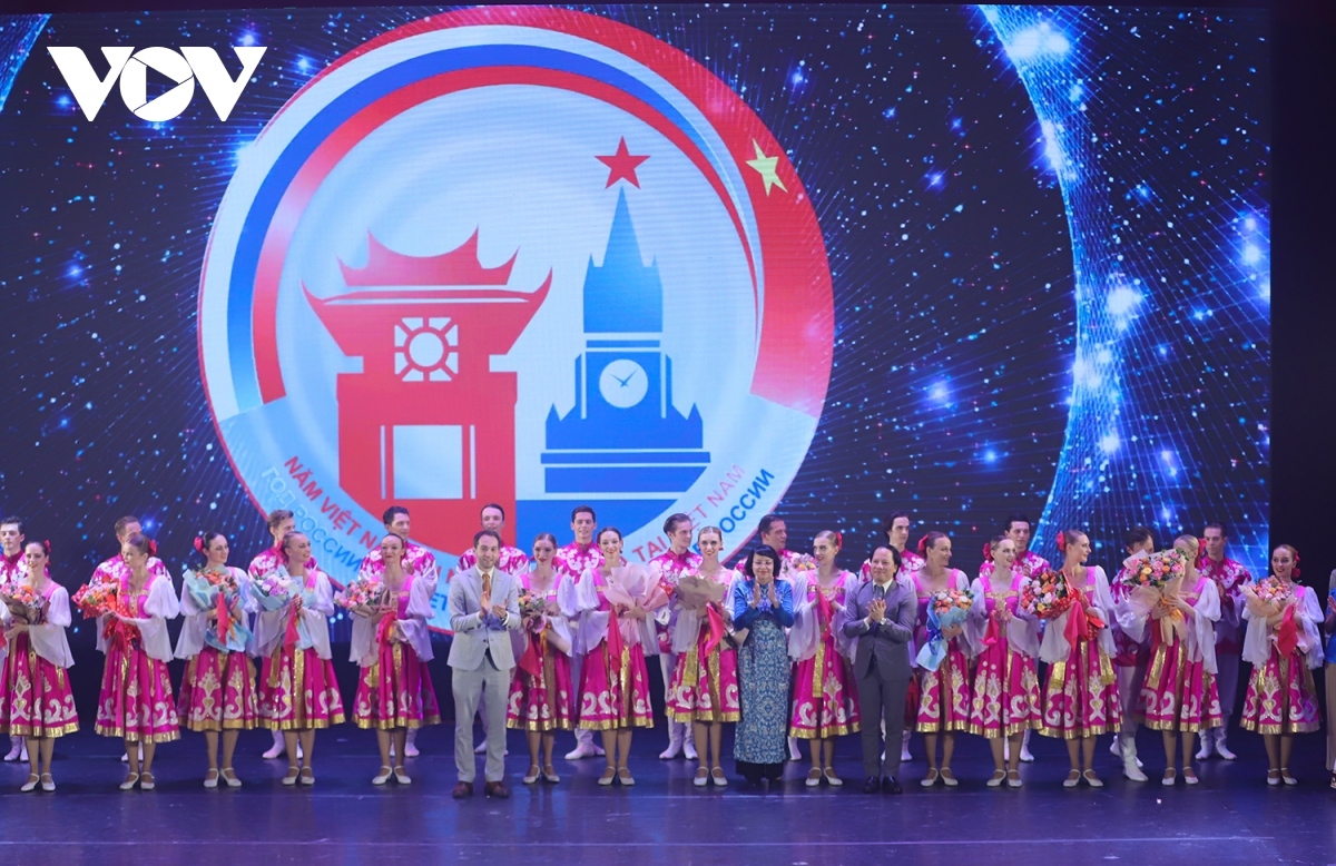 Russian artists and organisers come together to pose for a group photo.