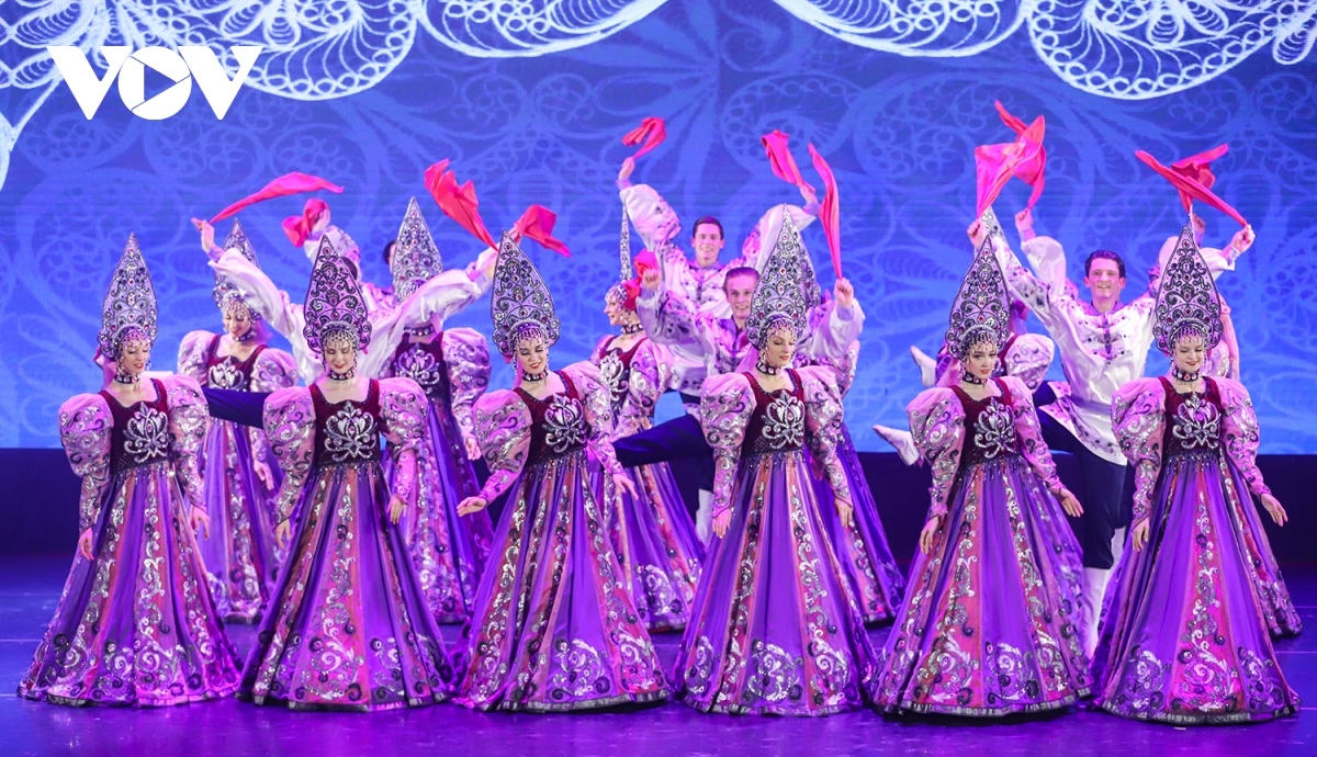 A cultural space of Russia is re-enacted on the stage of Ha Long city through various dances put on by artists of the Moscow State Academic Dance Theatre Gzhel.