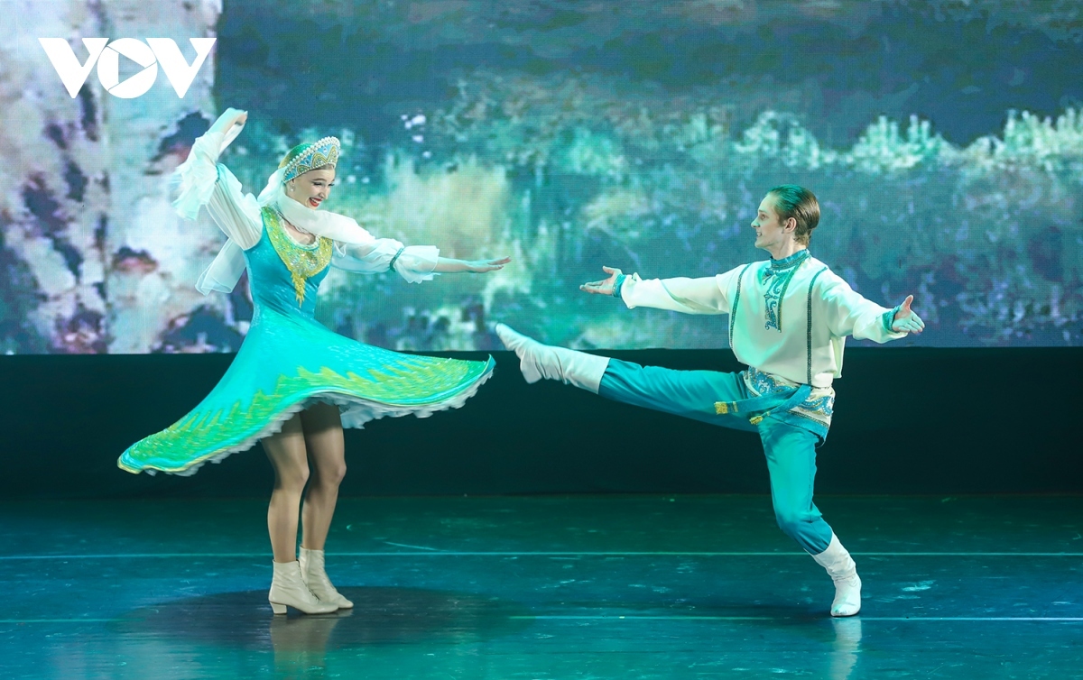 Images of birch forests, the grasslands, magnificent castles, and the immense sea appears on the stage along with the Russian dances.