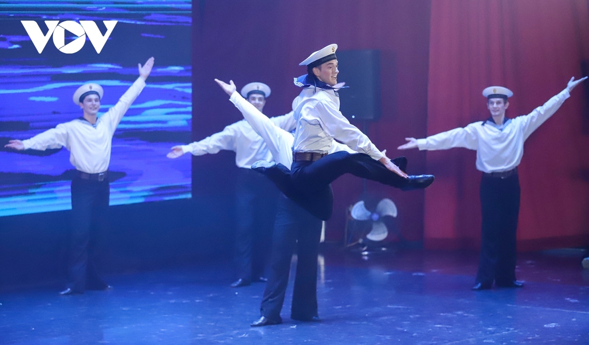 Sailors’ dances require a lot of technique to perform.