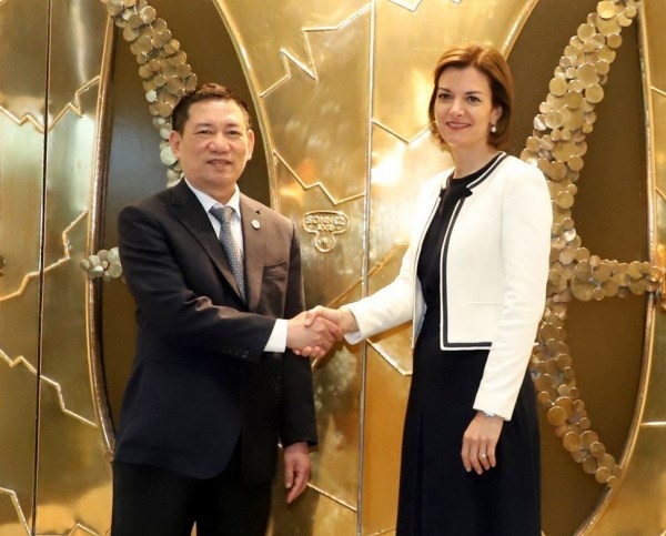 Finance Minister Ho Duc Phoc meets with CEO of the Luxembourg Stock Exchange Julie Becker.