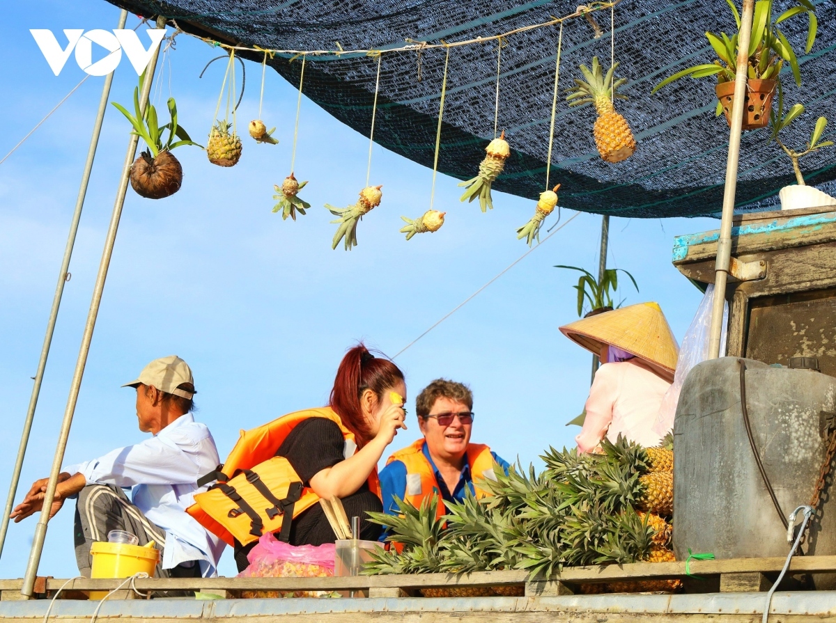 Foreigners discover Cai Rang floating market in the Mekong Delta city of Can Tho.