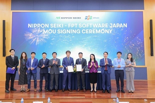 Representatives of both companies at the MoU signing ceremony. (Photo coutersy of FPT)