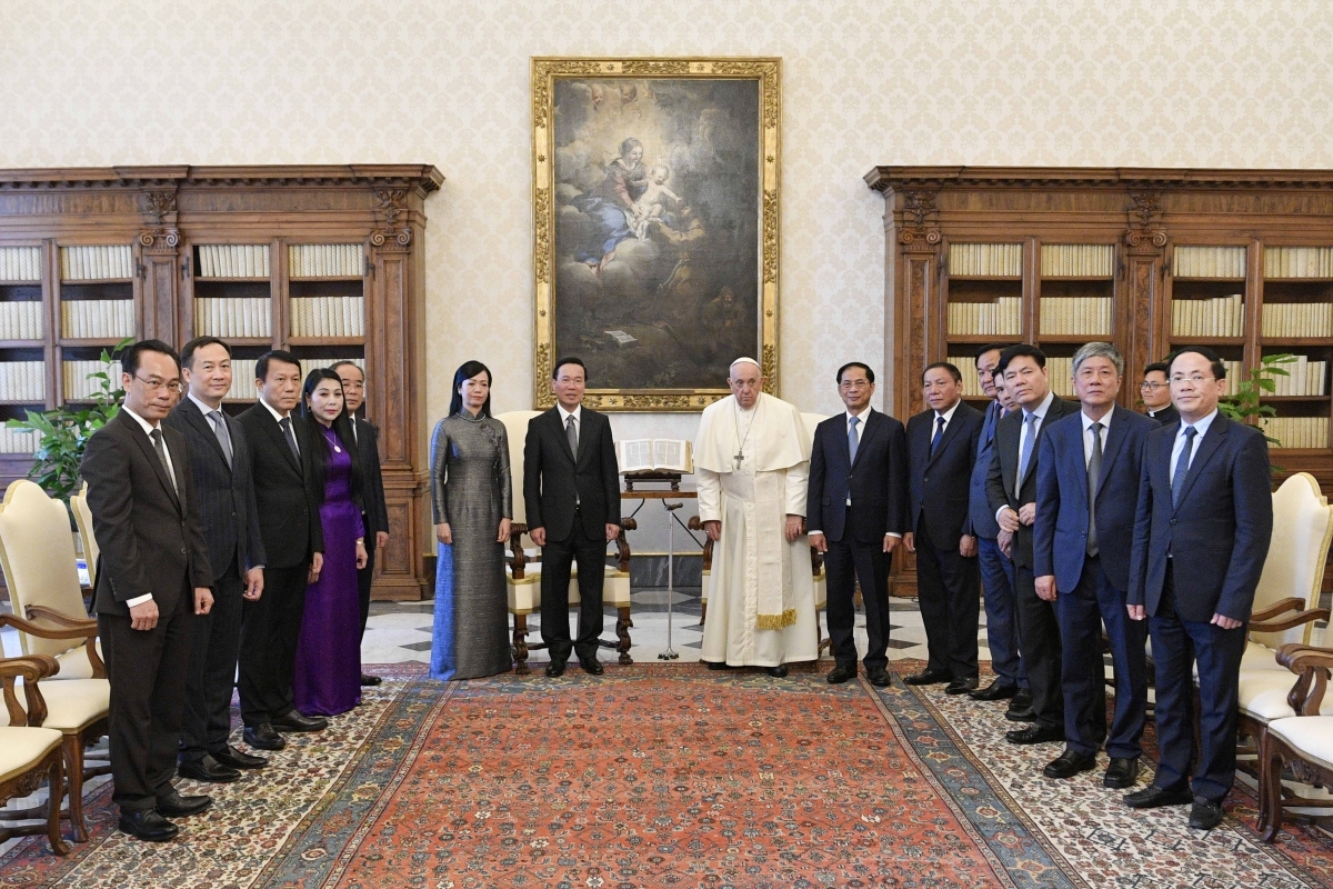 President Vo Van Thuong, his wife and delegation visit the Vatican