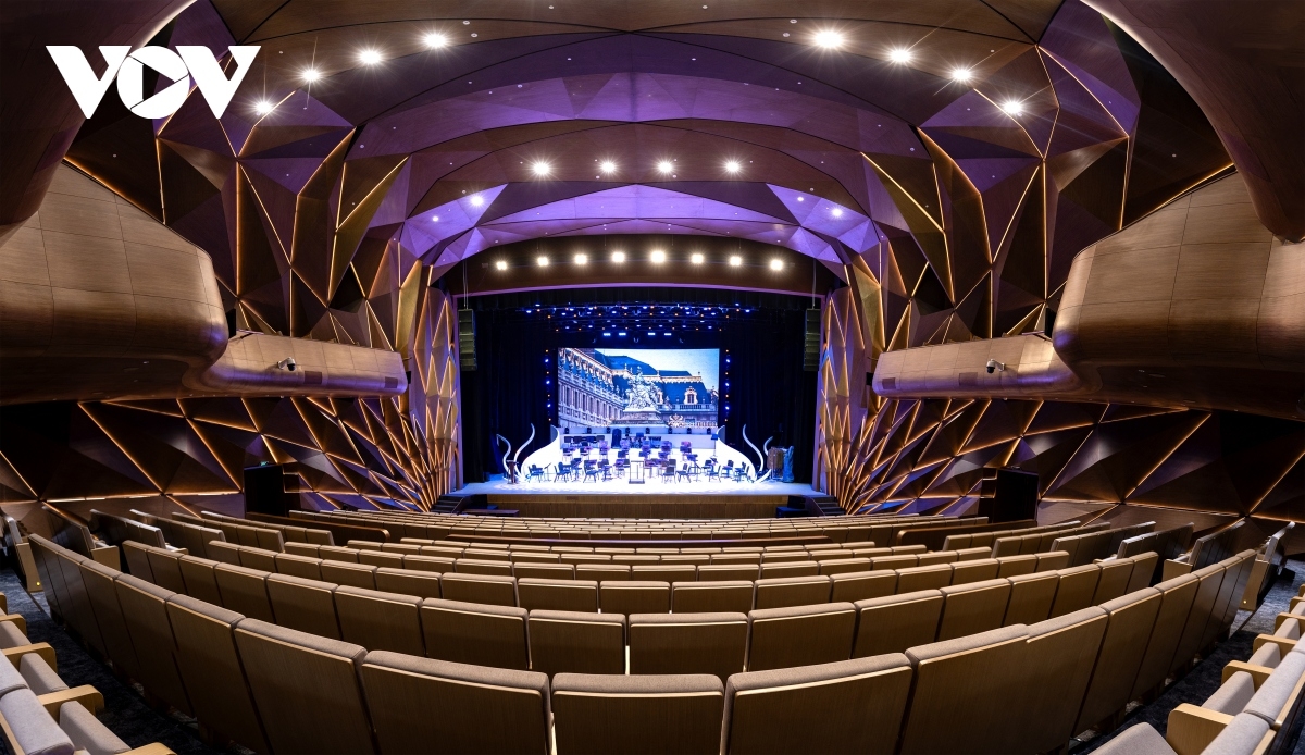 Ho Guom Opera House is fully equipped with a modern technical infrastructure system and the latest technologies as a means of meeting the requirements of different types of performance arts.