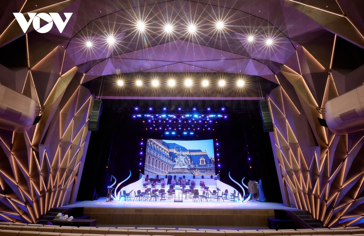 The building therefore aims to become a venue for political, cultural, and artistic events, as well as acting as an international convention centre.