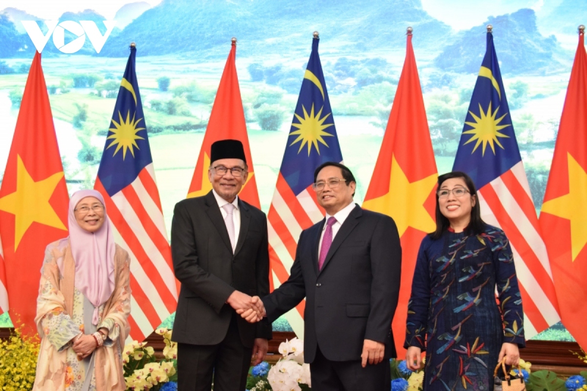 Vietnamese PM Pham Minh Chinh (R) and his Malaysian counterpart Anwar Ibrahim 