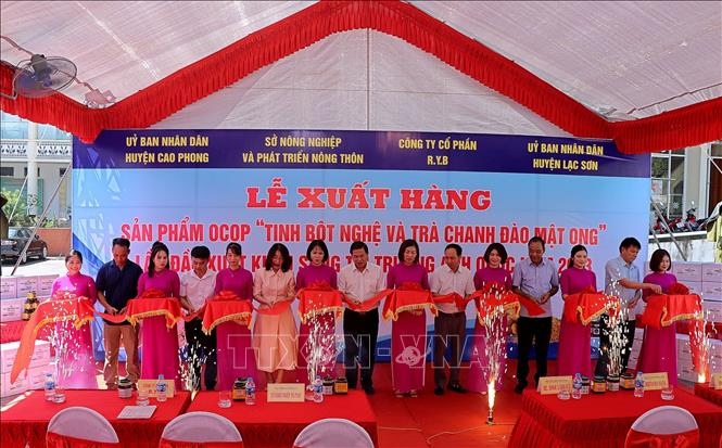 A ceremony to mark the first batch of two OCOP products to exports to the UK (Photo: VNA)