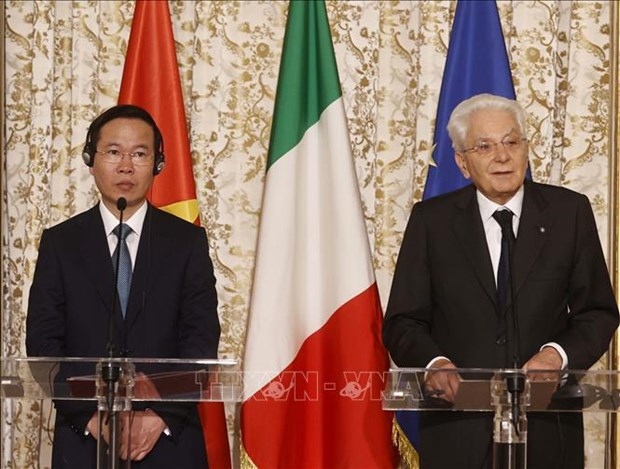 President Vo Van Thuong (L) and Italian President Sergio Mattarella co-chair the press briefing to inform the results of their talks. (Photo: VNA)