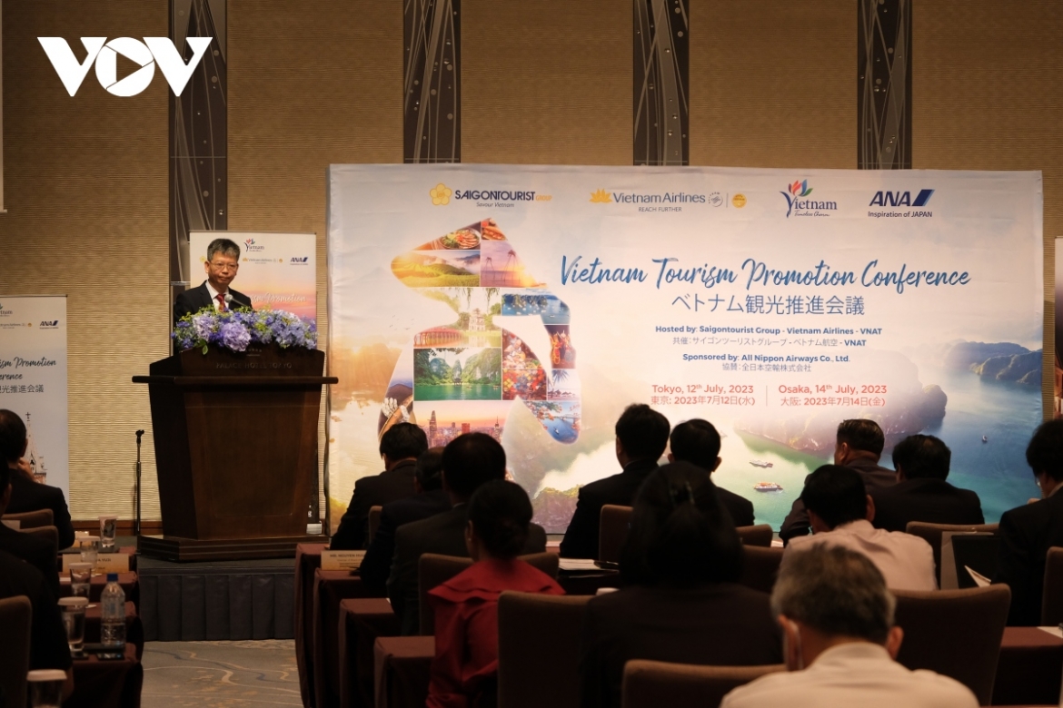Trinh Ngoc Thanh, deputy general director of Vietnam Airlines, addresses the event