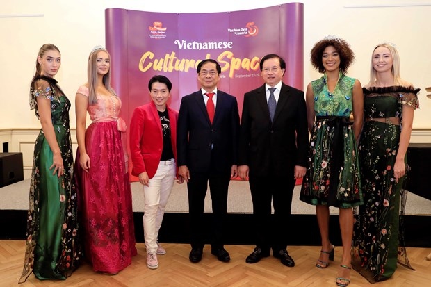 Vietnamese-Austria well-known fashion designer La Hong (third, left) and participants and models at the programme "Vietnam Day in Austria" held in Vienna late September 2022.