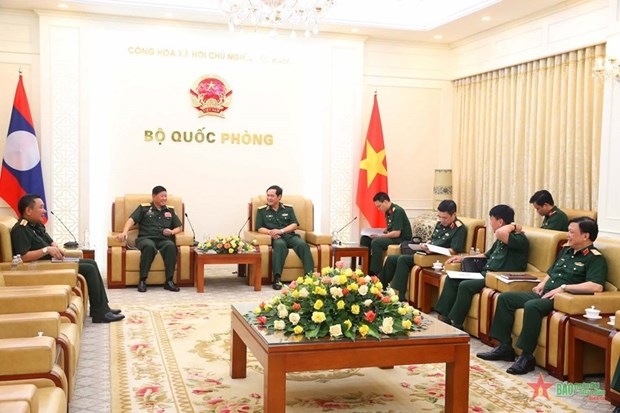 At the meeting between Deputy Minister of National Defence Senior Lieutenant General Vu Hai San and his Lao counterpart Lieutenant General Vongkham Phommakone (Photo: qdnd.vn)