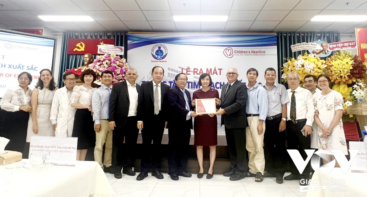 Children's HeartLink grants a certificate for excellence in cardiovascular care to the cardiology Center under the Children's Hospital No 1 in Ho Chi Minh City. 
