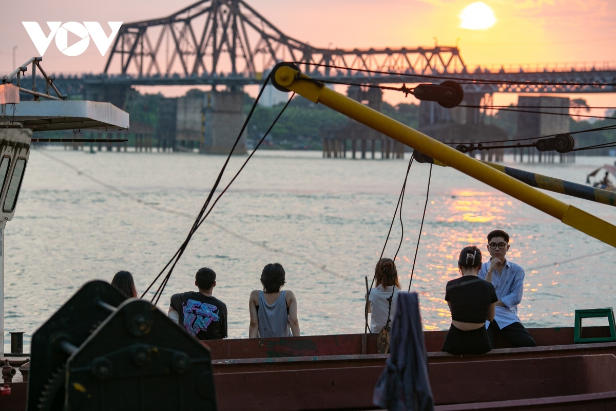 Every summer, each afternoon sees Ngoc Lam wharf welcome many visitors, mostly young people who are fond of watching the sunset across Long Bien Bridge in Hanoi.