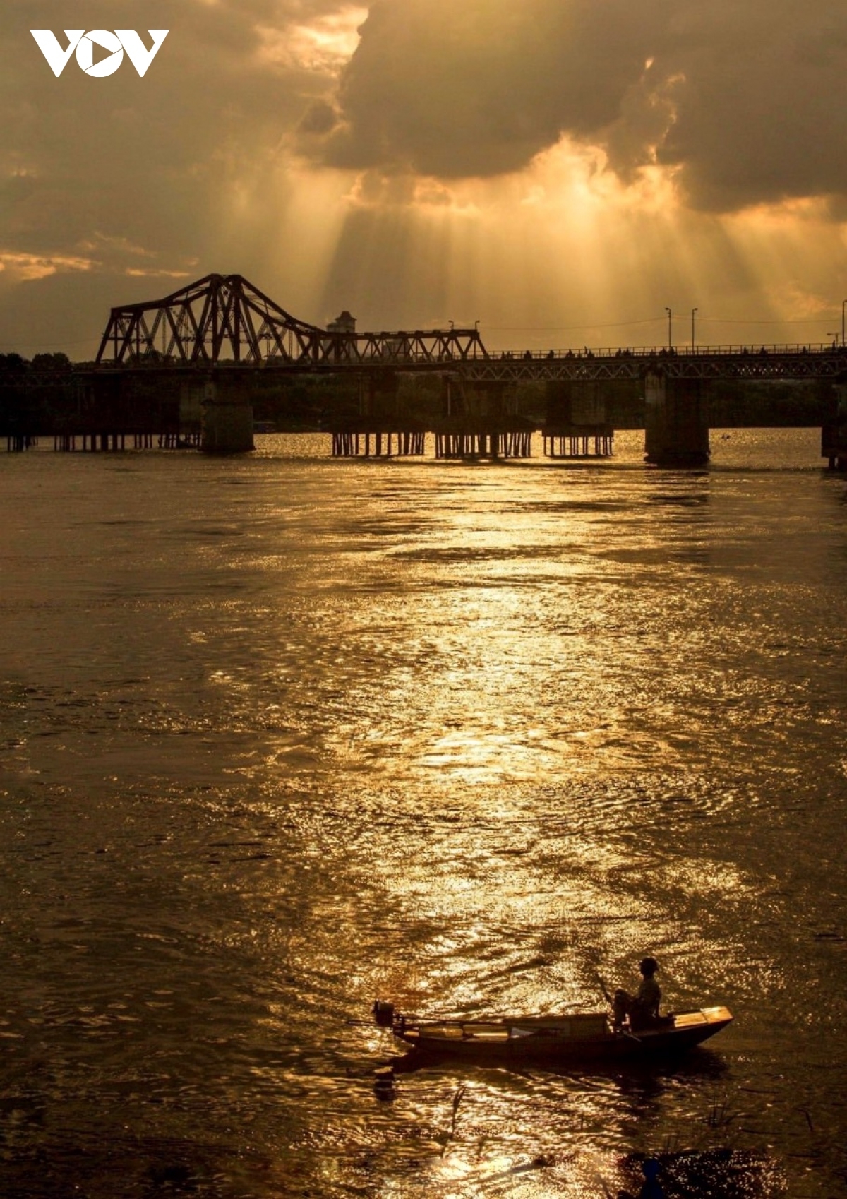 An image depicts the daily lives of locals on the Red River. (Photo: Pham Thanh Ha)