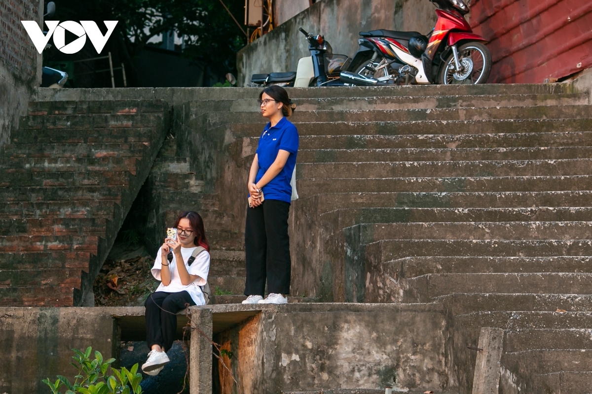 Kim Ngan, a local student, says that she feels lucky to catch a romantic image of the sunset thanks to the good weather.