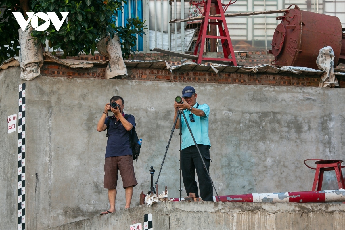 Hearing about the growing trend surfacing social media, Many photographers try to find a suitable place, hoping to snap beautiful photos of the sunset there.