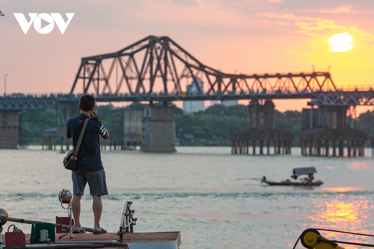 Many people say that it’s more than just a bridge, it is instead a charming piece of art that adds to the capital’s unique charm.
