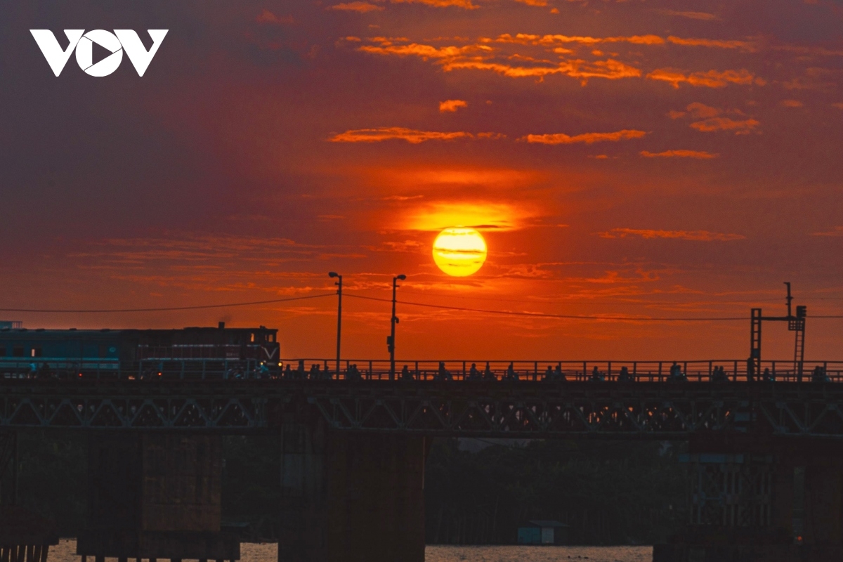 An image features a rare moment when a train runs across the bridge. (Photo: Minh Khong)