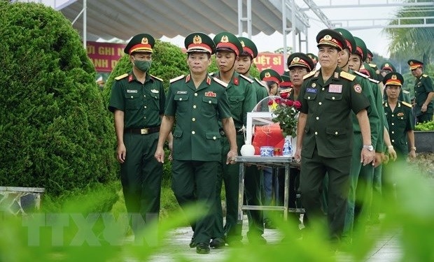 At a ceremony to commemorate and lay the remains of six Vietnamese volunteer soldiers who died in Laos to rest at Tong Khao Martyrs Cemetery in Thanh Nua commune, Dien Bien district, Dien Bien province