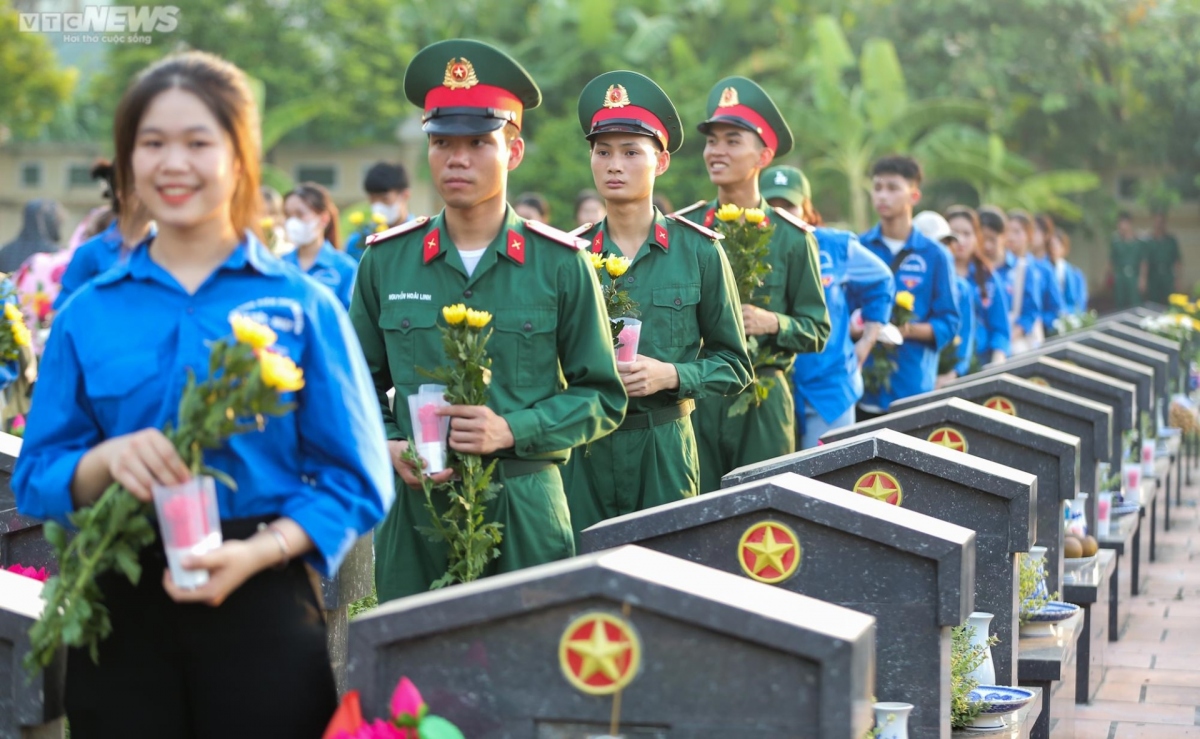 An incense offering ceremony in tribute to Vietnamese martyrs is organised at the Hanoi Martyrs' Cemetery on July 26 to mark the 76th War Invalids and Martyrs' Day (July 27).