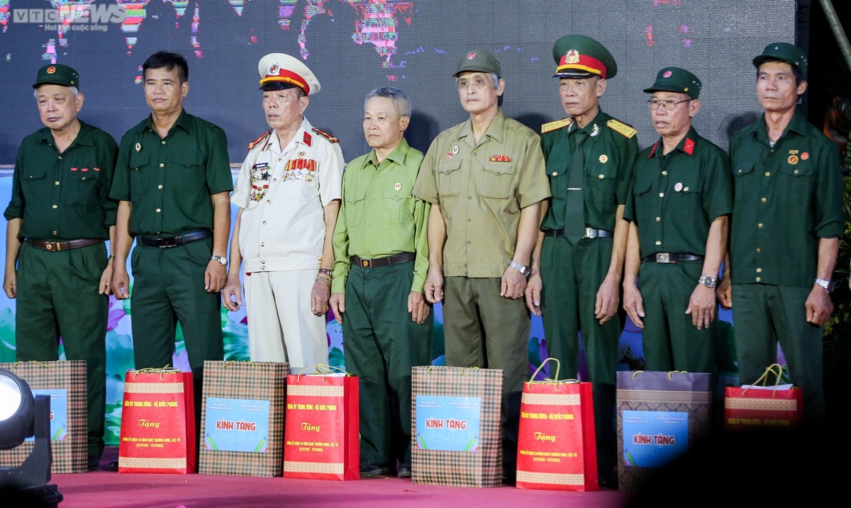 The organisers present gifts costing a total of VND266 million to martyrs and policy beneficiary families. 