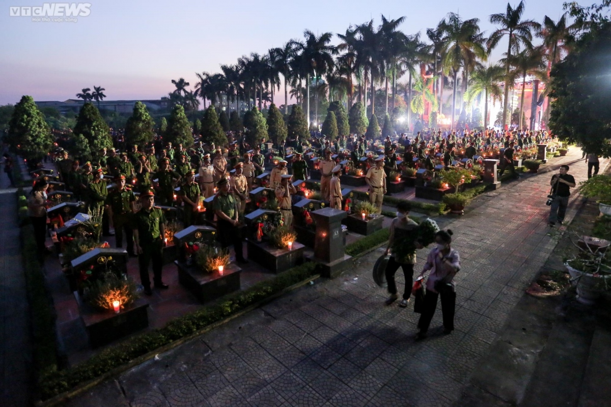 Youngsters offer incense and light candles at the martyrs’ tombs.