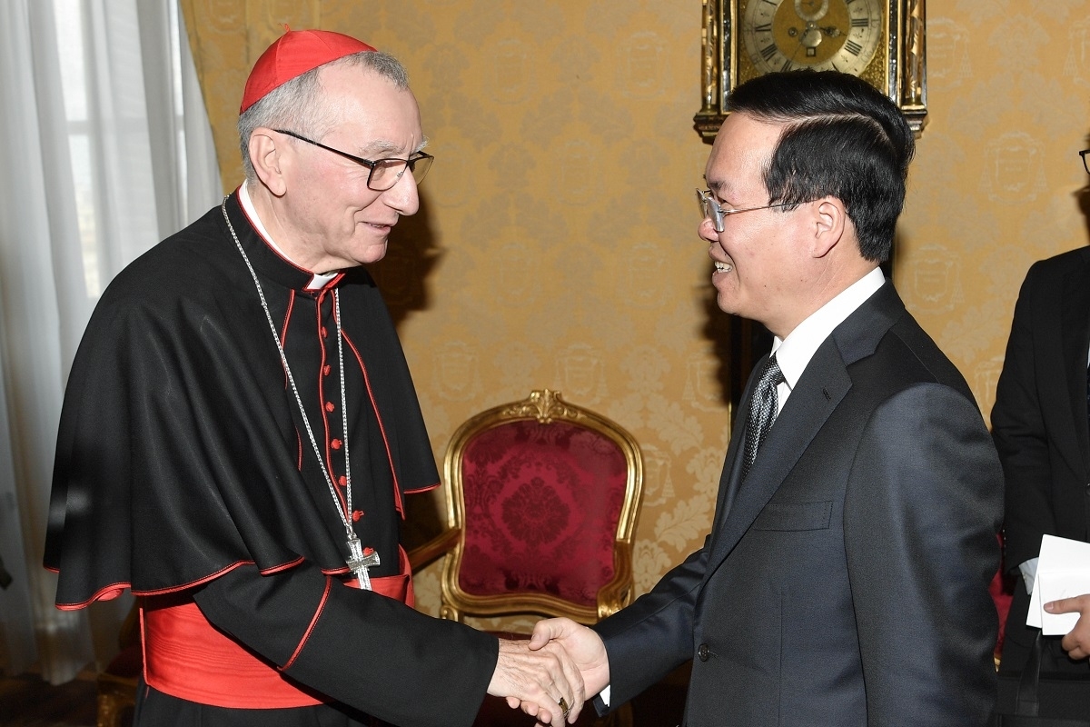President Vo Van Thuong (R) meets with Secretary of State of the Vatican Cardinal Pietro Parolin.