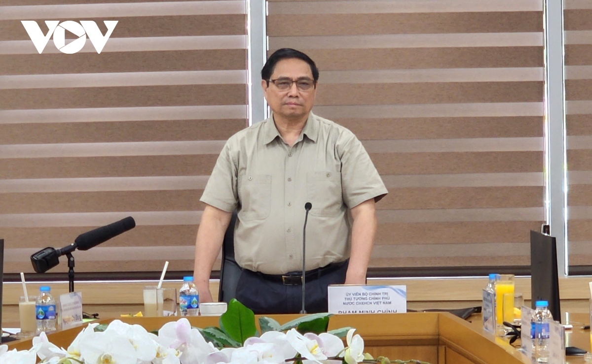 Prime Minister Pham Minh Chinh speaks at the working session