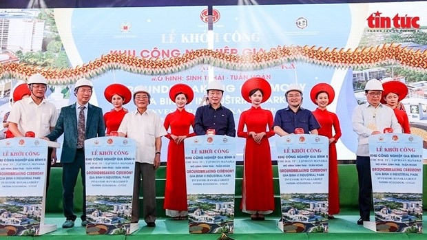 Deputy Prime Minister Tran Hong Ha, former Chairman of the National Assembly Nguyen Sinh Hung and delegates press the button to start construction of Gia Binh II industrial park in Bac Ninh province.