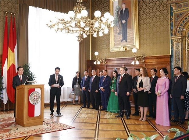 President Vo Van Thuong (first from left) speaks at the meeting. (Photo: VNA)
