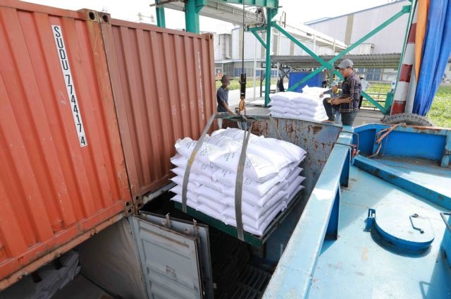 Rice packs loaded for export. Ensuring food security and domestic consumption demand remained the top priority. — VNA/VNS Photo Vu Sinh