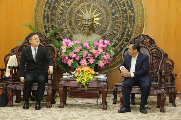 Vice Chairman of the Long An People’s Committee Huynh Van Son (R) receives Executive Vice President of Samsung Engineering Han Sangdeog on July 10.